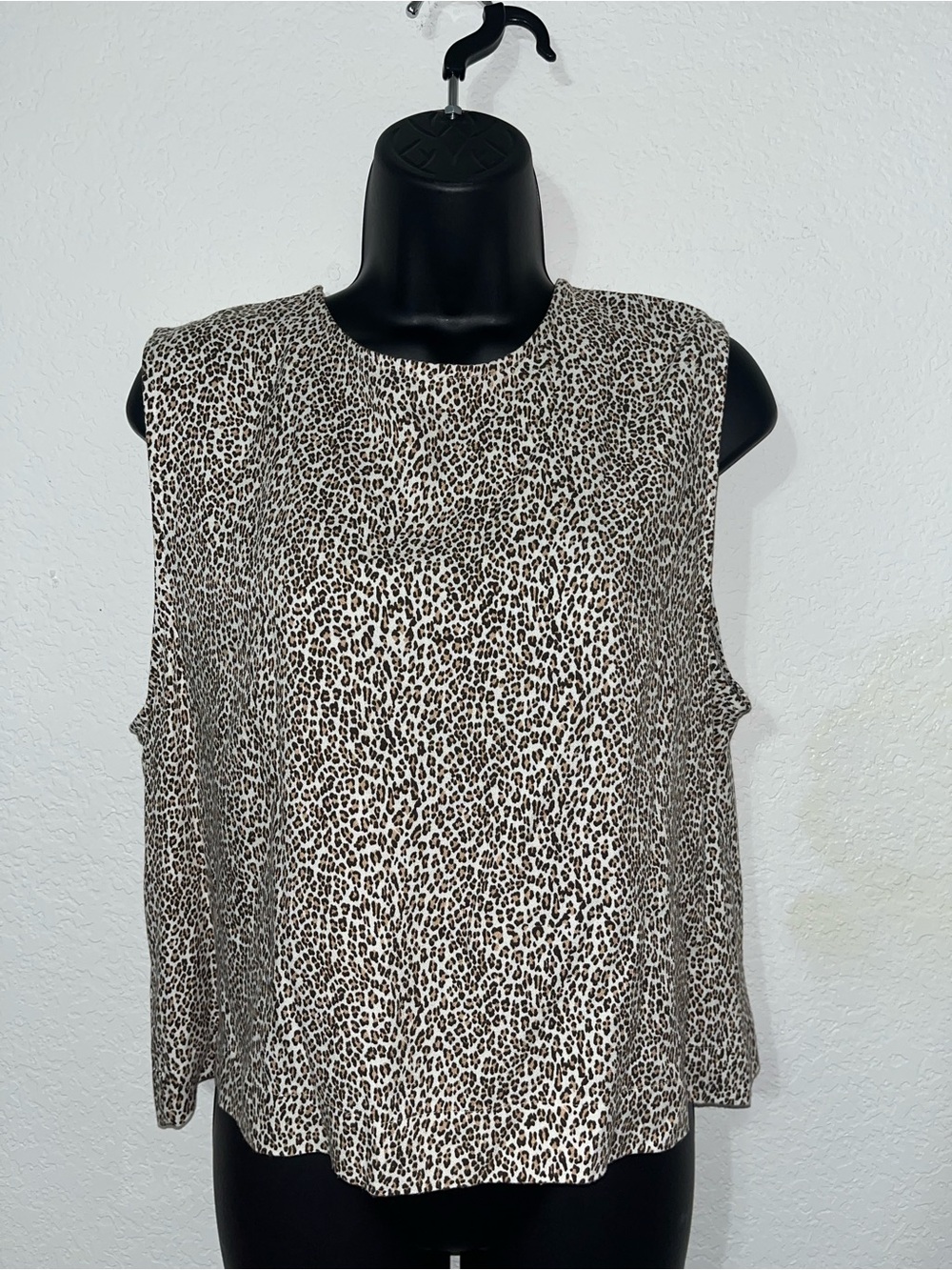 Jenni Kayne leopard sleeveless button-back crop tank top